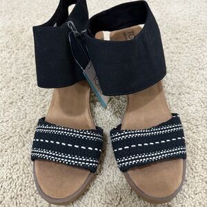 TOMS Women's Black and Tan Sandals